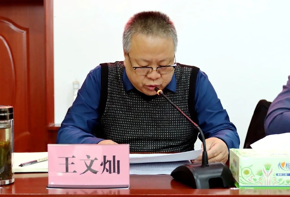 廉潔自律營(yíng)造風(fēng)清氣正的從業(yè)環(huán)境，開(kāi)展批評(píng)與自我批評(píng)發(fā)揚(yáng)日省月修的工作作風(fēng)